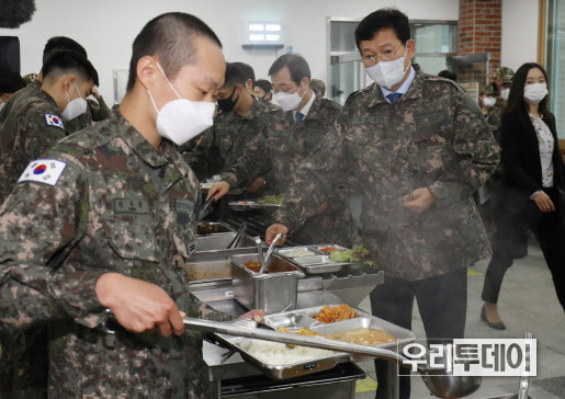 ‘국민소통·민심경청 프로젝트’ 로 군부대 장병 급식과 생활여건 현장 점검에 나선 더불어민주당 송영길 대표, 민홍철 국회 국방위원장 등이 27일 경기 양주시 72사단 202여단을 방문해 장병 급식장에서 음식을 담고 있다(사진=국회사진기자단).