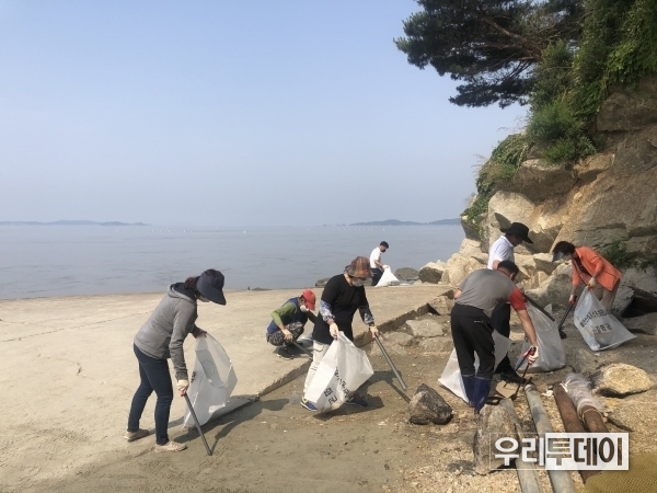 강화군 교동면 주민자치위원회(위원장 황순국)는 지난 9일 관내 해안가에서 환경정비 활동을 펼쳤다. (사진제공=강화군)