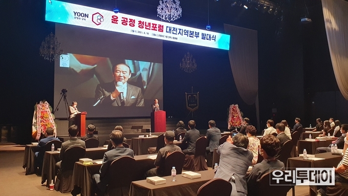 30여분을 인사말을 하는 이대형 고문으로 인해 행사장은 고성이 오가고 난장판이 됐다