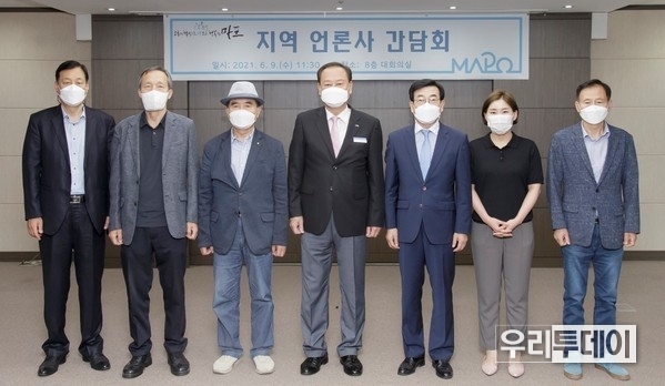 유동균 마포구청장(왼쪽에서 네 번째)이 지역 언론사 간담회 참석자들과 기념촬영을 하고 있다 (사진제공=마포구청)<br>
