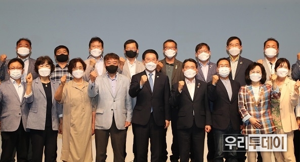 김영록 전라남도지사가 11일 여수세계박람회장 컨퍼런스홀에서 열린 ‘제28차 UN기후변화협약 당사국총회(COP28) 남해안·남중권 유치위원회’ 제4차 집행위원회 회의에서 권오봉 여수시장, 류중구·조세윤 공동자문위원장, 이상훈·정석만 위원장 등 집행위원들과 기념촬영을 하고 있다. (사진제공=전남도)
