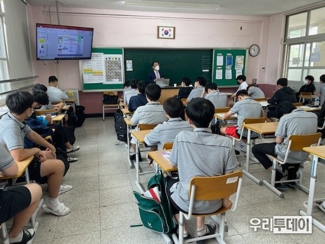 박승창교수는 초`중`고 학생들에게 교육기부에도 적극 참여하고있다