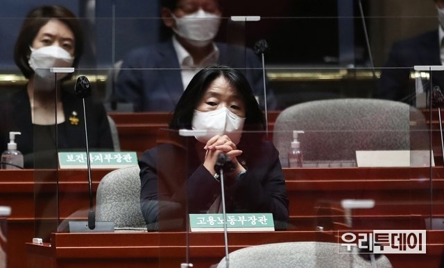 윤미향 더불어민주당 의원이 22일 오전 서울 여의도 국회에서 열린 의원총회에서 생각에 잠겨 있다. 민주당은 앞서 가진 최고위에서 부동산 투기 의혹이 제기된 비례대표 윤미향 의원과 양이원영 의원에 대한 제명을 의결했다. (사진제공= 국회사진기자단)