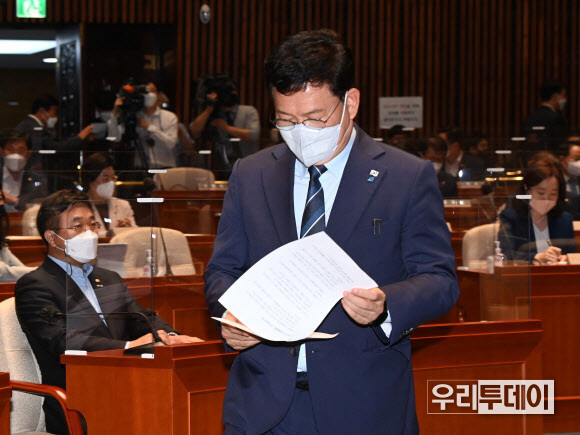 더불어민주당 송영길 대표가 22일 서울 여의도 국회에서 열린 의원총회에서 발언대로 향하고 있다 .(사진제공= 연합뉴스