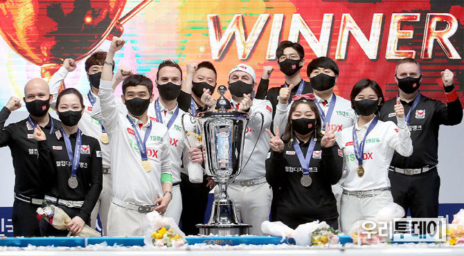 지난 시즌 PBA 팀리그 우승을 차지한 TS-JDX와 준우승팀 웰컴저축은행 선수들이 함께 기념촬영을 하고 있다. (사진제공=PBA