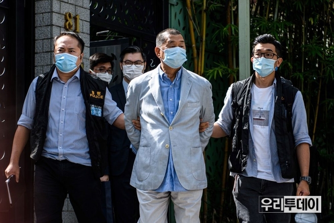 체포되고 있는 애플데일리 대표 지미 라이 (자료제공=국제엠네스티)