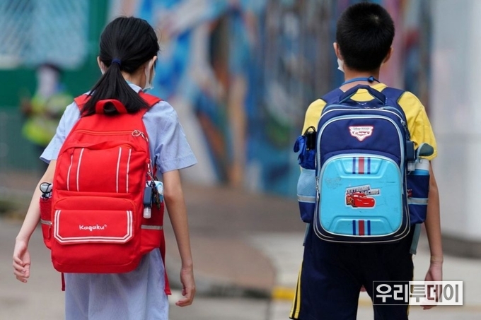 학교를 등교하는 홍콩 학교의 학생들(자료제공=국제엠네스티)
