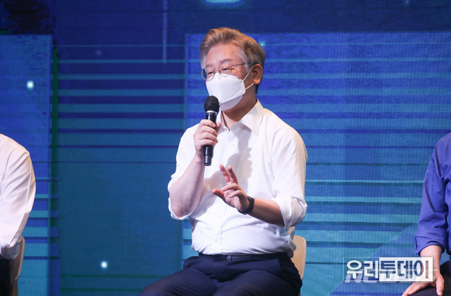 이재명 경기도지사가 1일 서울 여의도 글래드호텔에서 열린 더불어민주당 공명선거 실천 서약식 및 프레스데이에서 취재진의 질문에 답변하고 있다 (자료제공=서울=뉴시스 국회사진기자단)