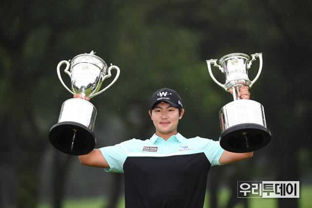 김성현 선수가 일본 PGA 챔피언십 우승 트로피를 들어올리고 있다 (자료제공=웹케시 )