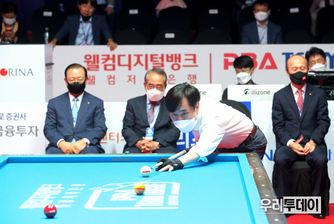 국민의힘 하태경 의원(부산 해운대 갑)이 개막 시타를 하고 있다