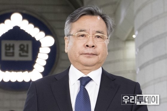 이른바 국정농단 사건으로 박근혜 전 대통령과 이재용 삼성전자 부회장 등을 수사해 단죄한 박영수 특별검사가 외제차 렌트 의혹으로 7일 전격 사의를 표명했다. 연합뉴스