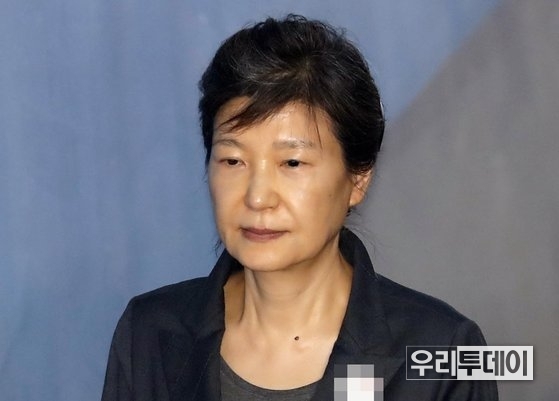 2017년 9월 서울중앙지법에서 열리는 속행공판에 출석하기 위해 호송차에서 내려 법정으로 향하는 박근혜 전 대통령의 모습. 연합뉴스〉