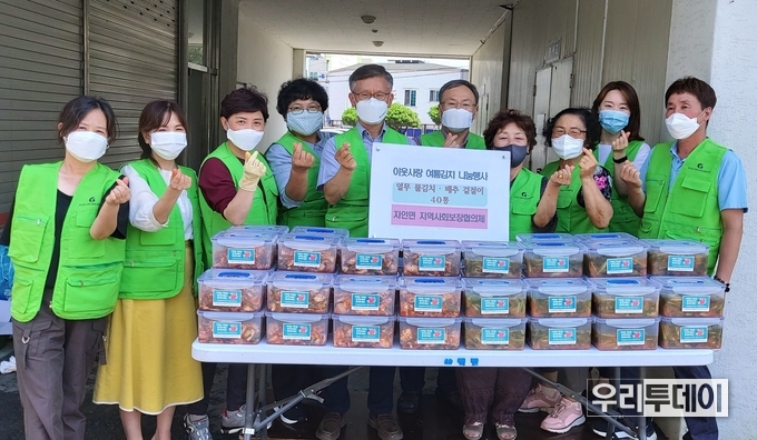 자인면지역사회보장협의체(공동위원장 이영임, 최순환)에서는 14일 시원하고 아삭한 여름 김치를 정성껏 담가 반찬 마련에 어려움이 있는 저소득 취약계층 20가구에 전달하였다. 