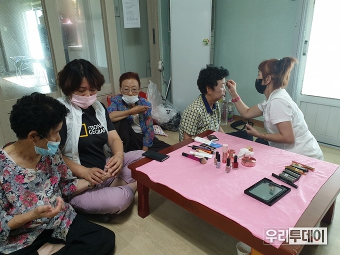무병장수와 건강과 안녕을 기원하는 ‘장수 사진 촬영’을 위한 준비를 하고있다 (사진제공=경산시)