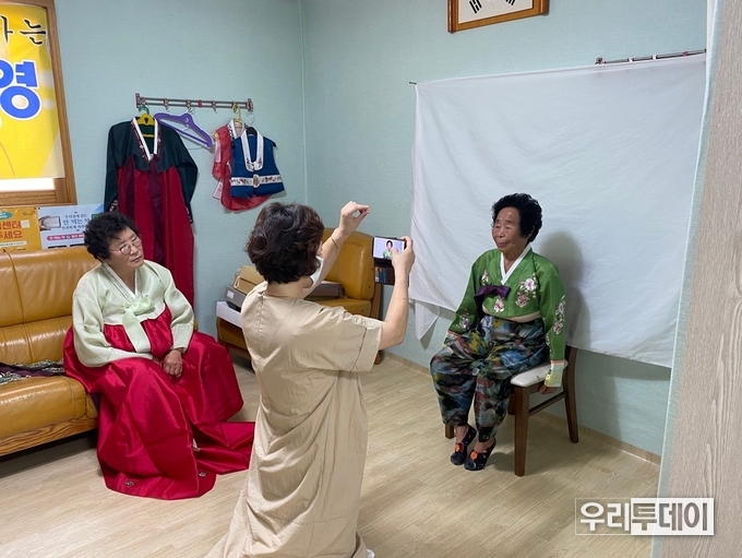 장수 사진을 직접 촬영하여 제작한 액자를 어르신들에게 전달하였다 (사진제공=경산시)