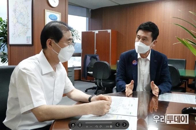 왼쪽부터 국가철도공단 시설본부장 신형하, 이강덕 포항시장 (사진제공=포항시)