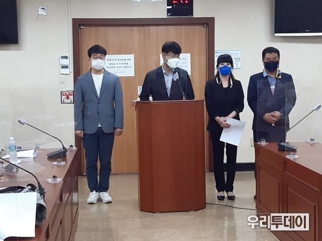 19일 오전 경산시의회에서 더불어민주당 소속 (왼쪽부터) 남광락·이경원·배향선·양재영 의원이 '고무줄 징계'라며 반발하고 있다.