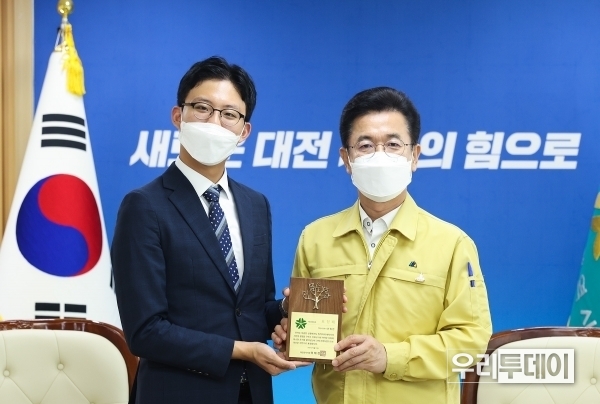 ‘의로운 시민’표창을 받은 진휘진씨(28세). 허태정 대전시장 (사진제공=대전시)