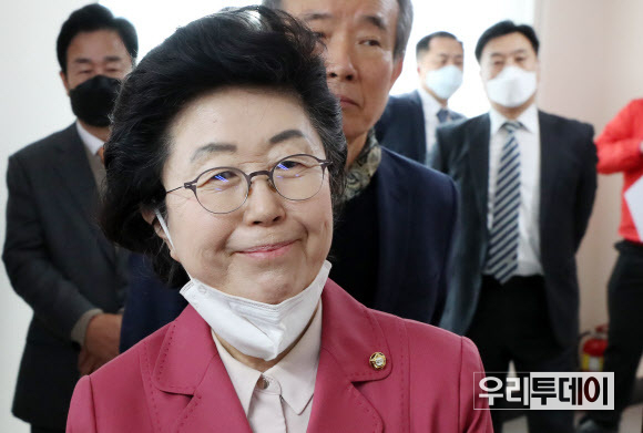 미래통합당 행사 참석한 이은재 - 한국경제당 이은재 후보가 7일 오전 강원 춘천시 미래통합당 강원도당에서 열린 미래통합당?미래한국당 공동 강원권역 선대위 회의에 참석하고 있다. 2020.4.7 연합뉴스