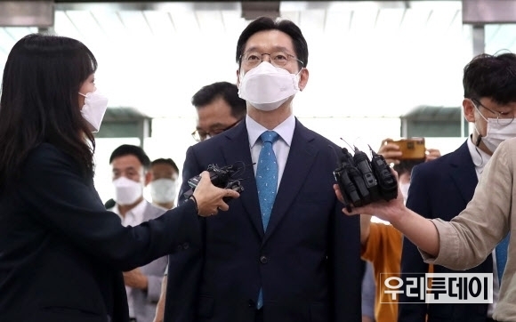 '드루킹 댓글 조작' 사건에 연루된 혐의로 기소된 김경수 지사가 대법원 선고일인 21일 경남도청으로 출근하며 취재진 질문에 답하고 있다.