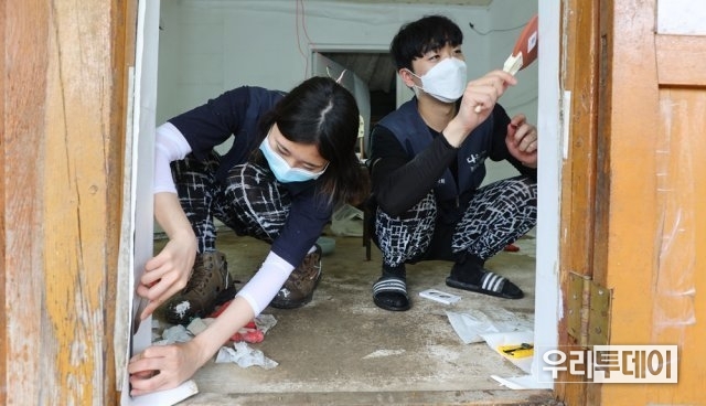 7일 경북 포항시 장기면 양포리에서 영남대 건축학부 봉사단 학생들이 꼼꼼한 손길로 도배를 하고 있다. 학생들은 1일부터 10일까지 9곳의 낡은 농가 주택을 수리하는 데 힘을 보탰다.( 사진제[공=다솜둥지복지재단)