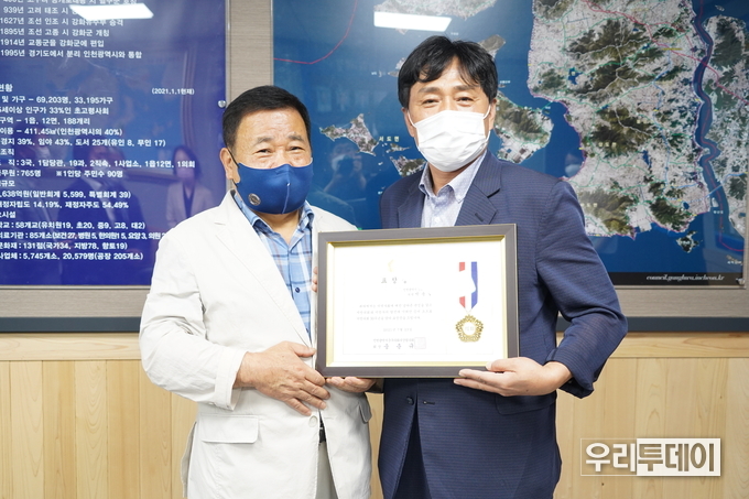 사진 왼쪽(신득상 강화군의장), 오른쪽(박용철 강화군의원)