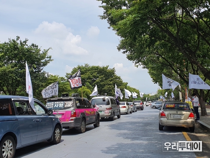 차량행렬. 대구문화예술회관을 시작으로 두류네거리, 중앙로를 지나 범어네거리 만촌동을 우회하는 경로였다. (사진=박현정기자)