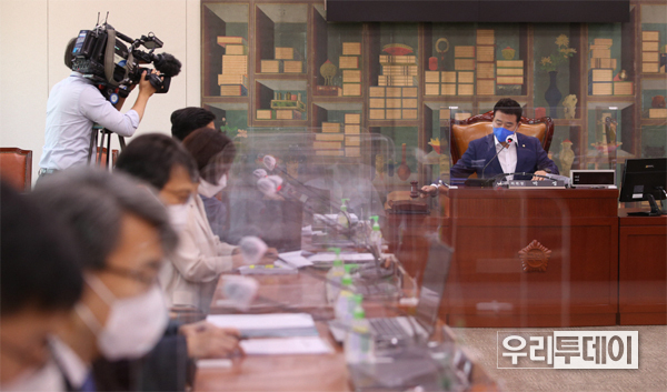 더불어민주당이 27일 오후 열린 국회 문화체육관광위원회 소위에서 야당의 반대에도 불구하고 언론사에 최대 5배 징벌적 손해배상 규정을 담은 언론규제법을 의결했다 (사진제공=연합뉴스)
