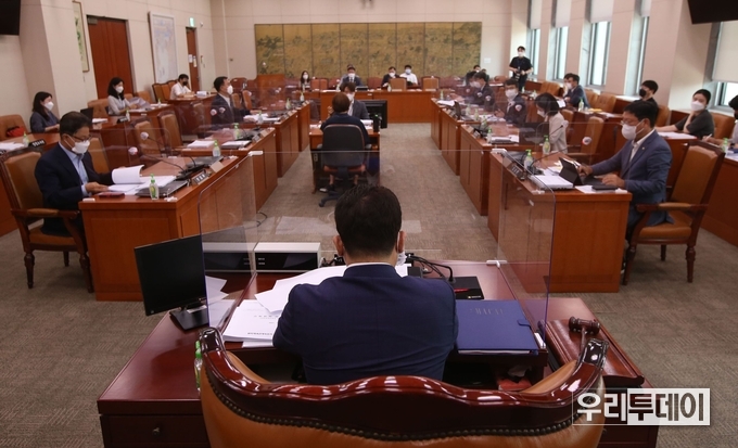 국회 문화체육관광위원회 문화예술법안심사소위원회가 27일 오후 국회에서 열리고 있다 (사진제공=연합뉴스)