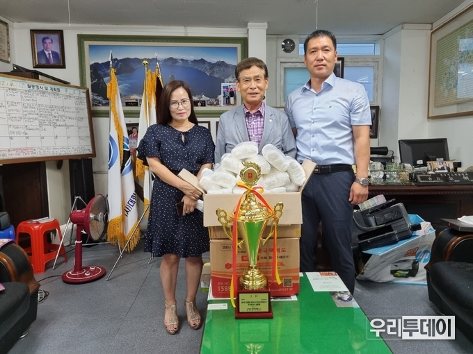 경북펜싱협회 김형수 회장(사진 가운데), 본지 박현정 대구.경북본부장(사진 좌측)