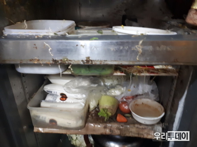 위생상태가 불량인 한 음식점 주방 (사진제공=경기도)