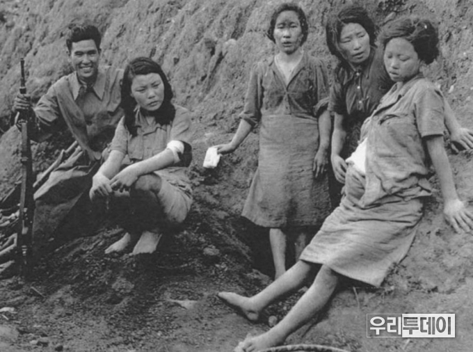 1944년 9월 송산 위안소에[ㅔ서 살아남은 위안부들을 연합군이 찍은 사진. 이때 박영심 할머니는 22세였다 (제일 오른쪽)