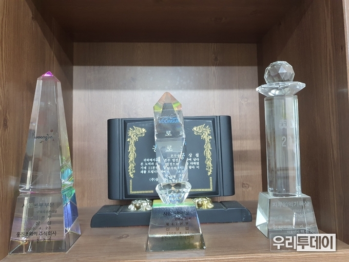 웅진코웨이에서 받은 상패. 신상섭대표는 웅진코웨이뿐만 아니라 여러 렌탈 업계에서 받은 상패들이 많이있다. (사진=박현정기자)