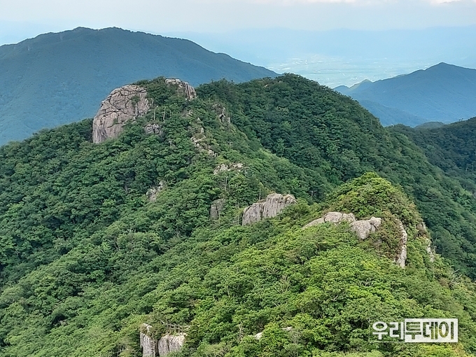  백운산 정상에서 바라본 신선대(1,198m). (염진학 기자 촬영)