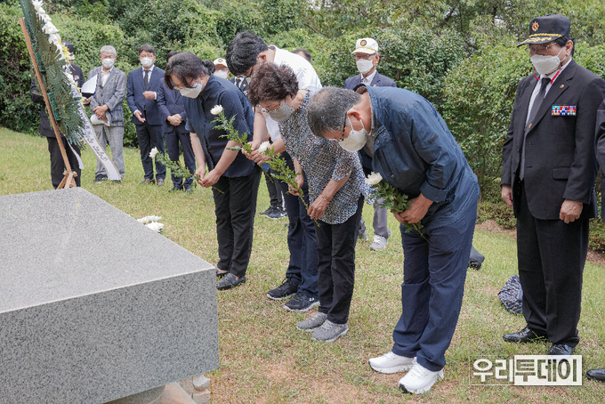 여수시 국군묘지에서 70년 만에 아버지 찾은 유복자의 눈물