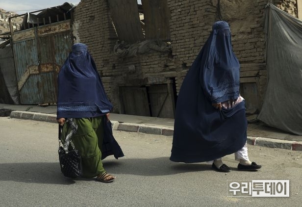 탈레반 귀환에 부르카 입고 외출하는 아프간 여성들.(사진제공=연합뉴스 AP)