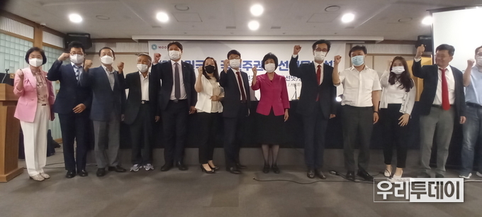창립심포지움을 마치고 기념촬영을 하고 있다.