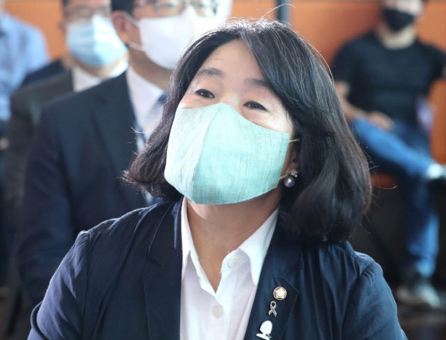 윤미향 무소속 의원. (사진=연합뉴스, 이데일리)
