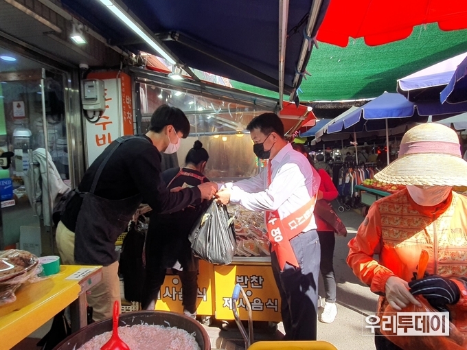 경산시장에서 장을 보는 허수영부위원장. (사진=박현정기자)