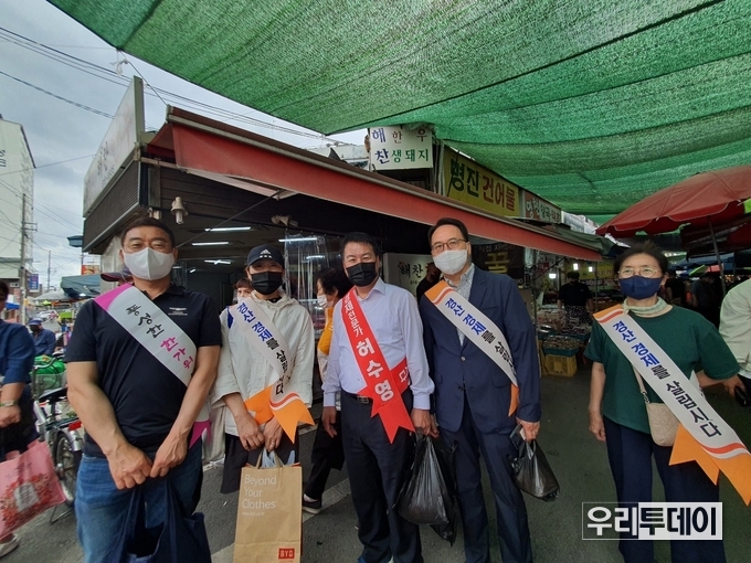 지역의원들도 재래시장에서 장을 봤다 (사진=박현정기자)