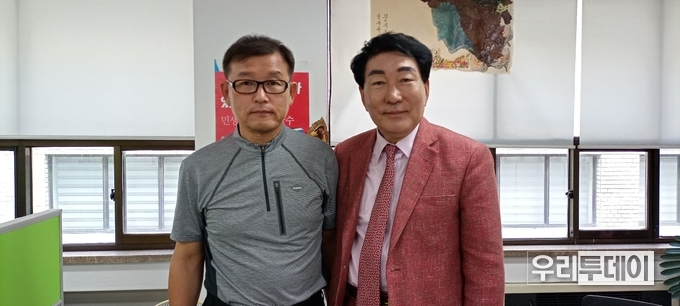 안상수 대선후보가 광주에서 올라온 최익주씨(사진 좌측)과 포즈를 취하고 있다.