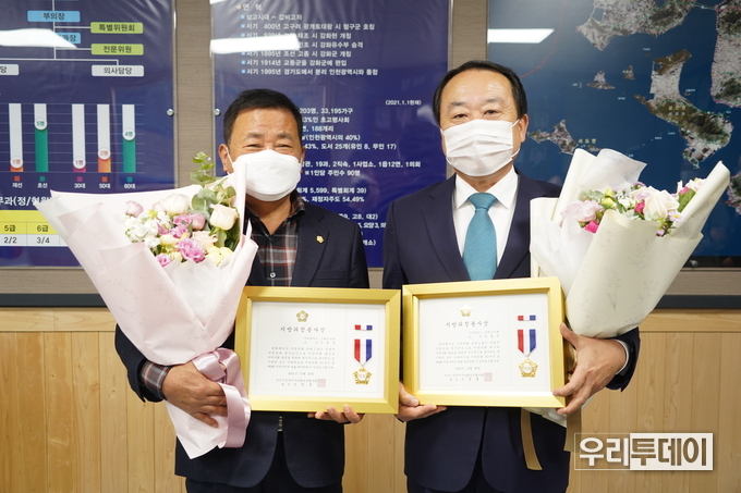 사진설명 : 강화군의회 신득상 의장(왼쪽 ), 김동신 의원(오른쪽)
