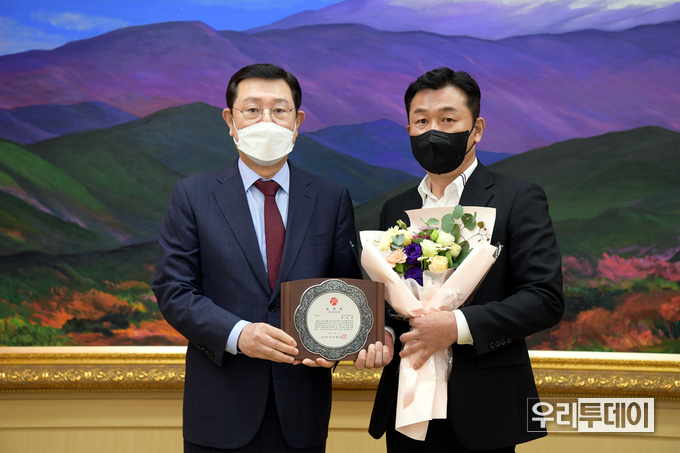  의로운시민상(좌.이용섭 시장, 우 김경호 수상자)
