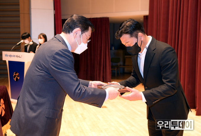 의로운시민상 수상 장면(좌.이용섭 시장, 우 김경호 수상자)