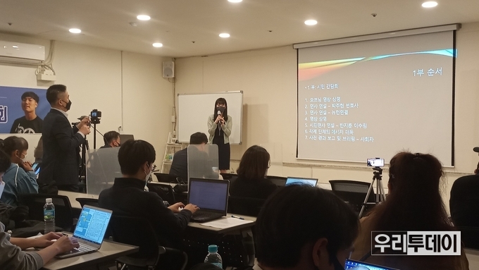 기자회견장에는 예상외로 주말임에도 불구하고 많은 기자들이 찾아와 주최측에서는 고무된 분위기였다