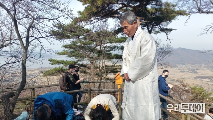 강화도 마니산 참성단 밑 바위 위에서 천제를 드리고 있다.