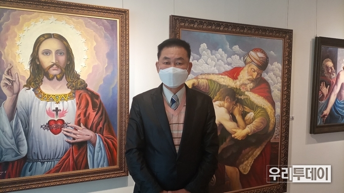 전원미술관 유광상 관장이 지난 혜원갤러리에서 전시회를 진행했던 모습