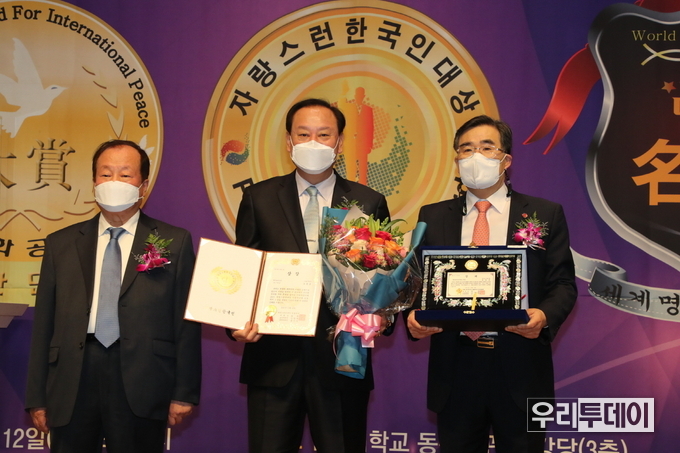유동균 마포구청장(사진 가운데)이 ‘행정발전 공헌 대상’을 받고 있다