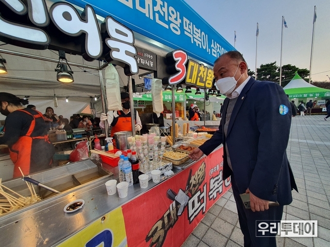박병호경산시의원이 `제14회 경상북도 우수시장 상품전시회'를 둘러보고 있다 (사진/박현정기자)