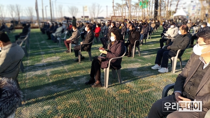사회적 거리두기 및 개인마스크를 철저히 하고 있는 모습